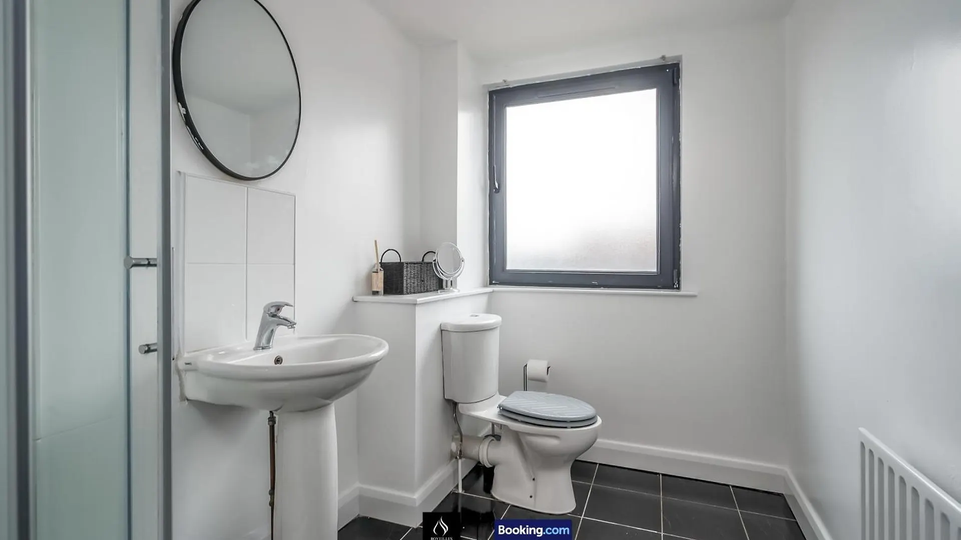 2 Bed Modern Cozy Apt By Boyeilles Apartments Short Lets & Serviced Accommodation Belfast With Free Wifi