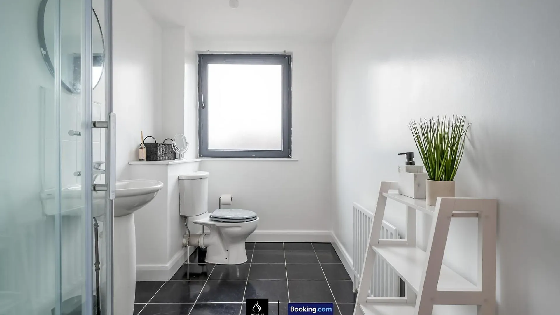 2 Bed Modern Cozy Apt By Boyeilles Apartments Short Lets & Serviced Accommodation Belfast With Free Wifi